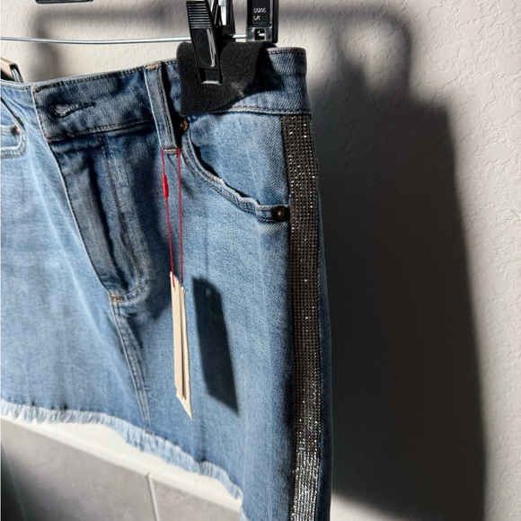 Alice & Olivia Denim Skirt with Rhinestone Trim size 31 new - Picture 3 of 8